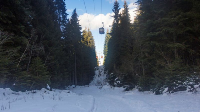 Пиян мъж изпочупи две кабинки на въжения лифт в Боровец